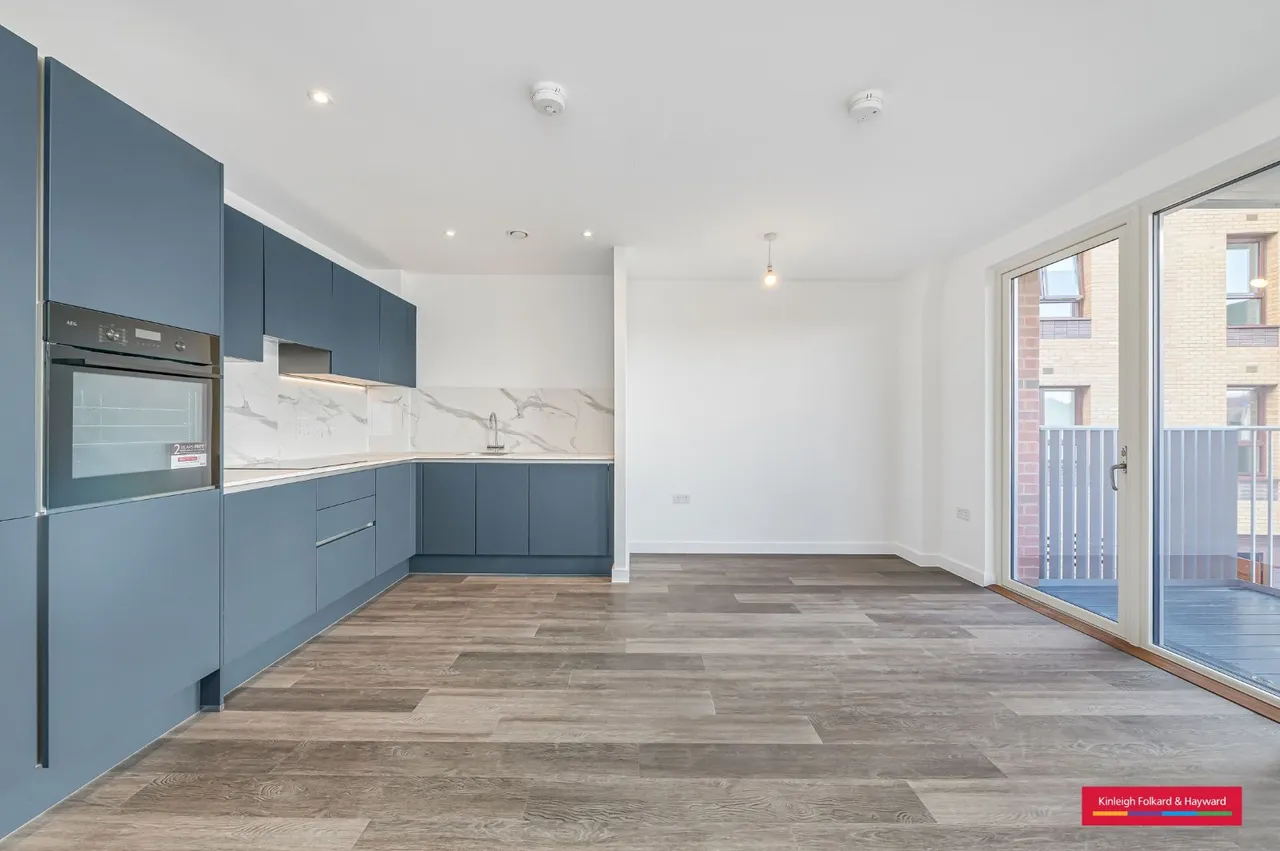 Royal Gateway, Acton, W3, photo 8