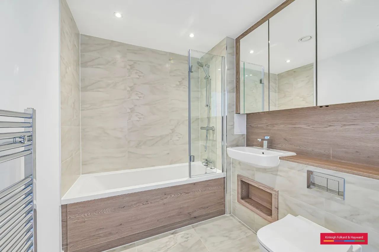 Royal Gateway, Acton, W3, photo 16