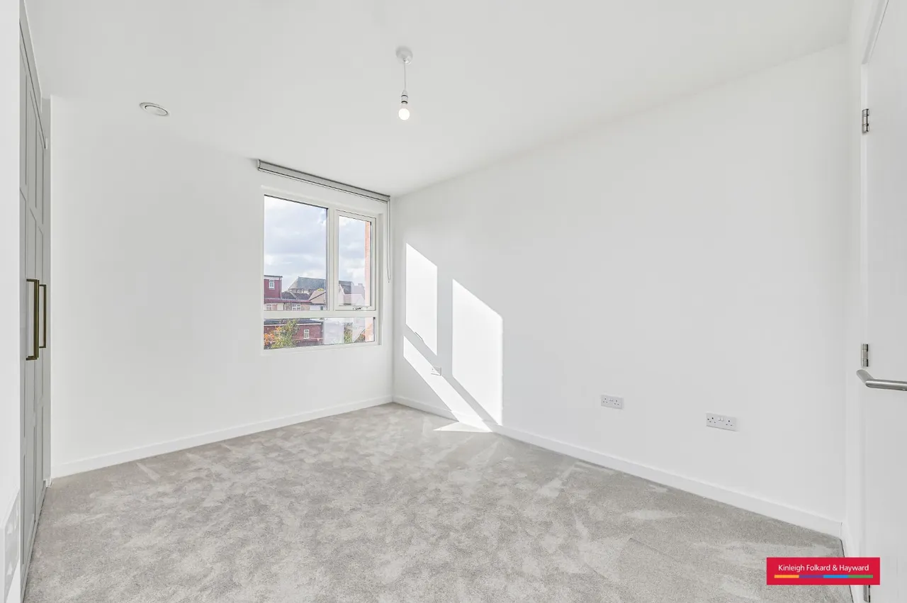 Royal Gateway, Acton, W3, photo 3