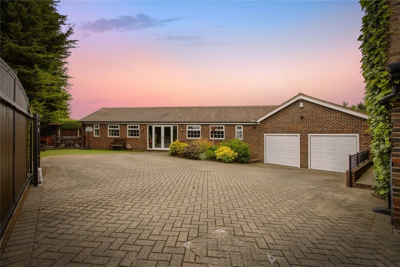 Doncaster Road, WAKEFIELD, West Yorkshire, WF4, photo 39