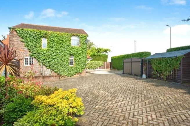 Doncaster Road, WAKEFIELD, West Yorkshire, WF4, photo 22