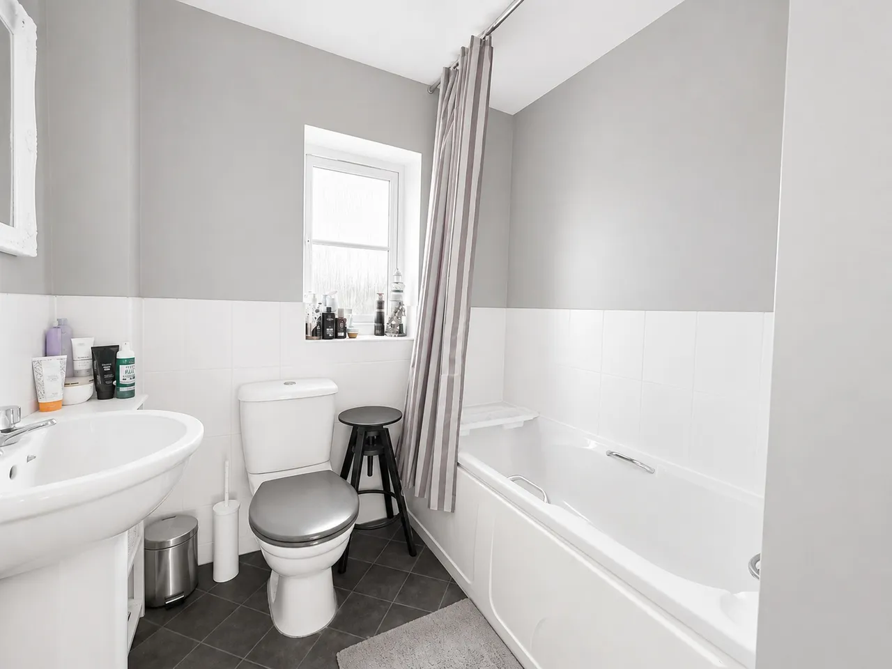 Bluebell Walk, Witham St Hughs, LN6, photo 10