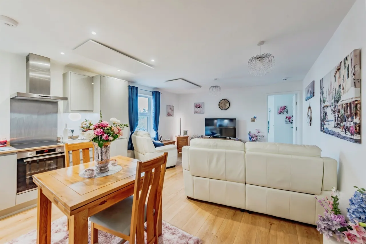 Lumley Road, HORLEY, photo 2