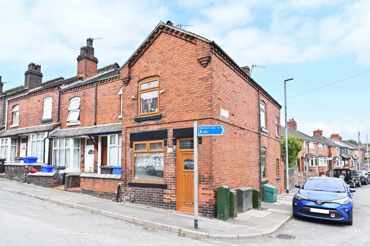 2 bed house for sale — King William Street, Tunstall, Stoke-on-Trent