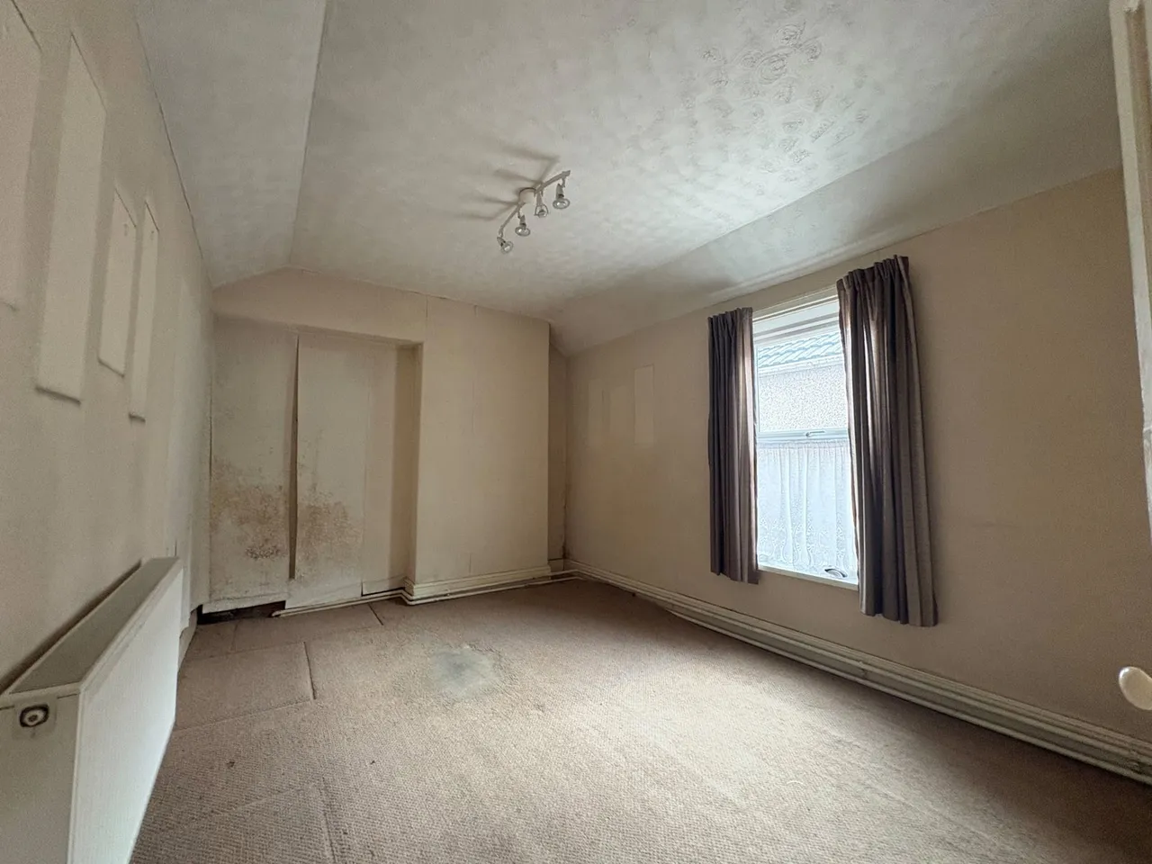 College Street, Ammanford, SA18, photo 8