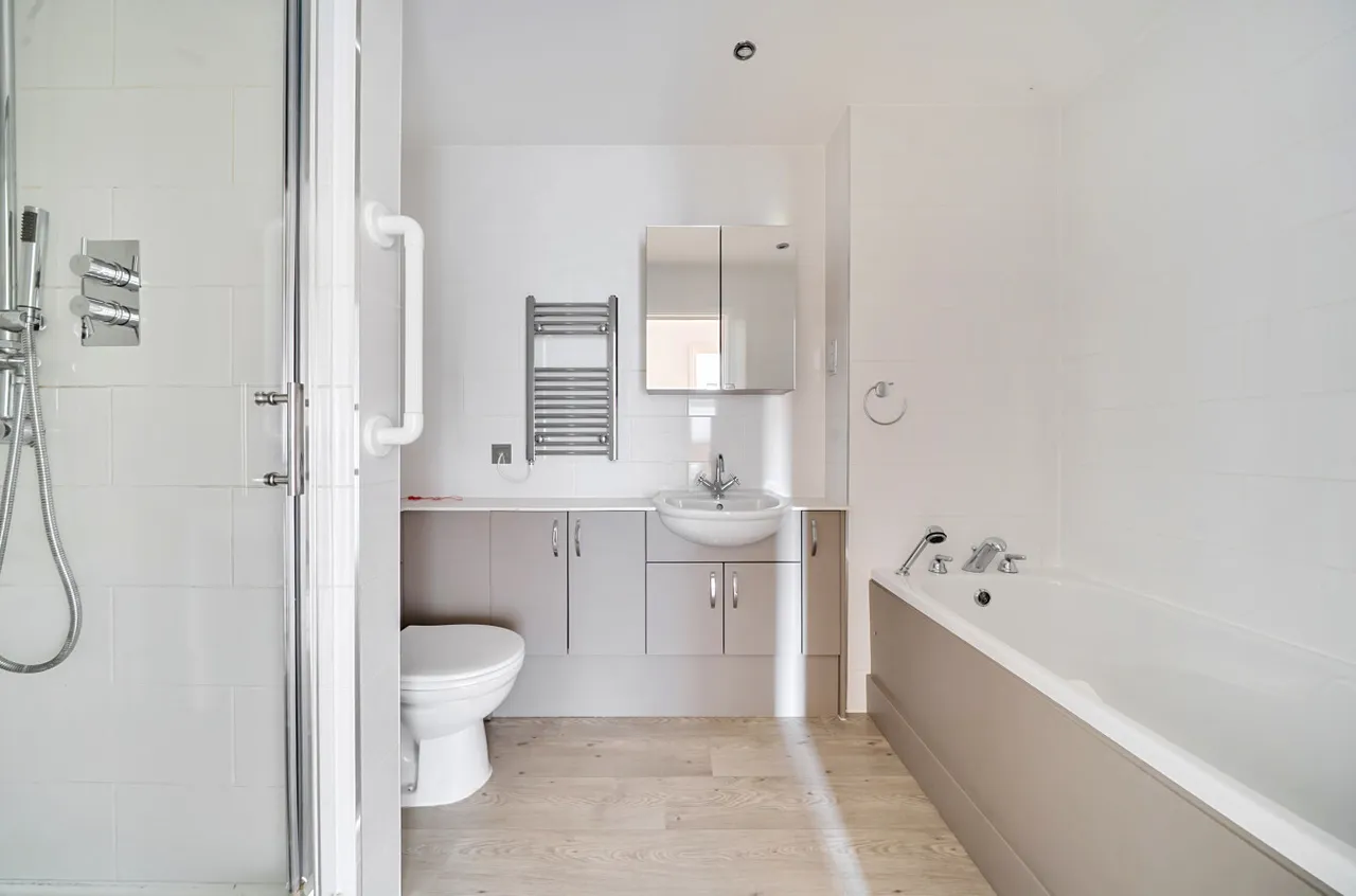 Portsmouth Road, Milford, GU8, photo 11
