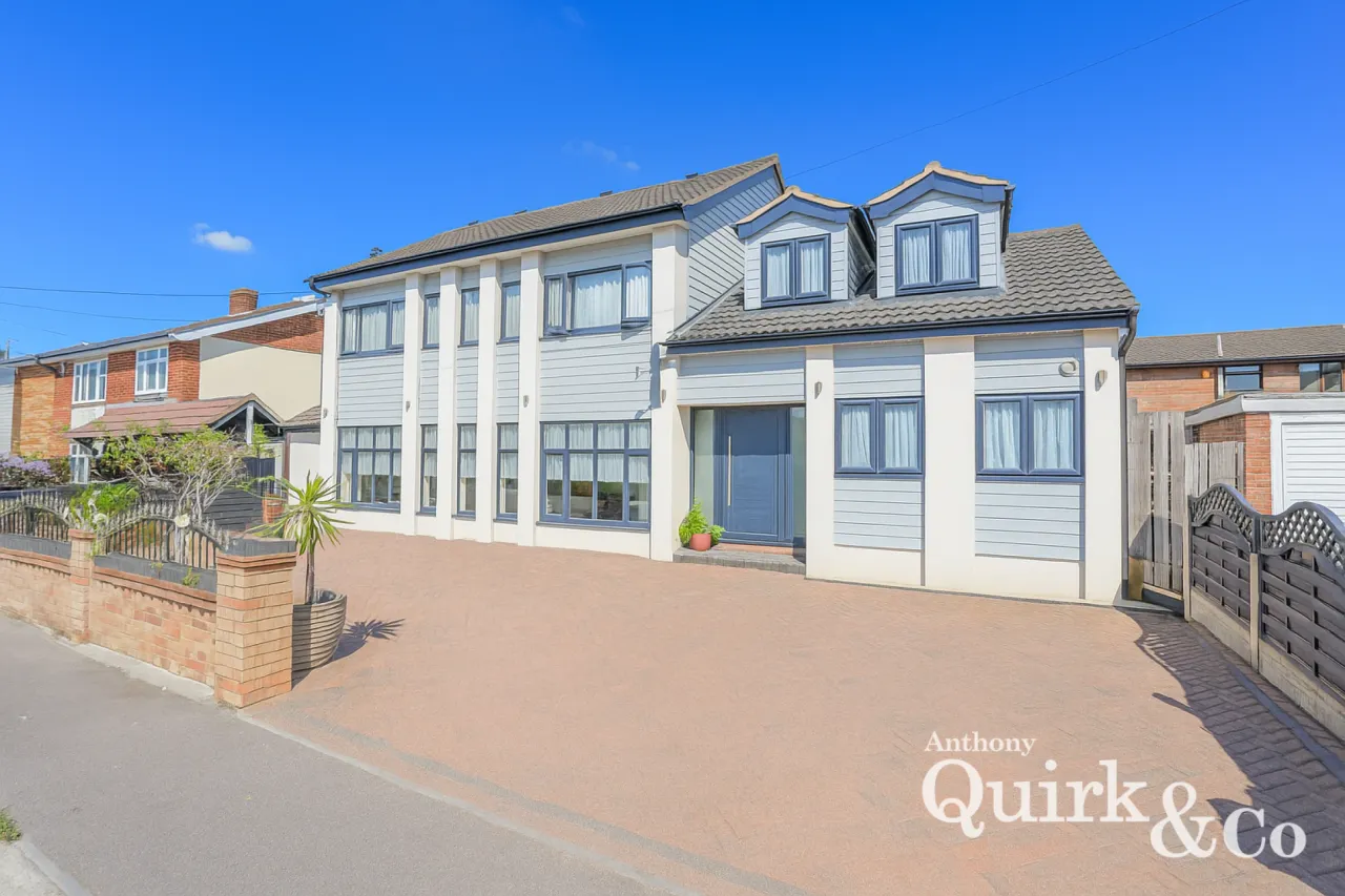 5 bed property for sale, Lottem Road, Canvey Island, SS8