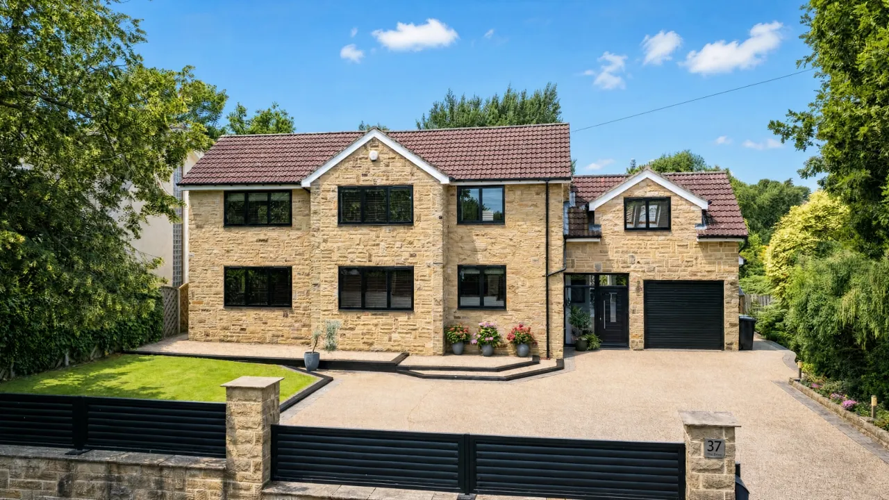 The Drive, Adel, LS16, photo 2