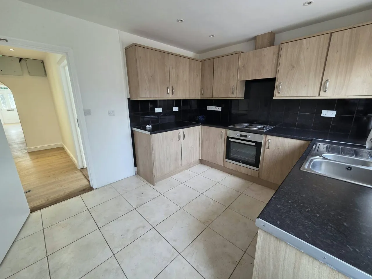 6 Bedroom Bungalow, Harwich Road, Colchester, CO4, photo 4