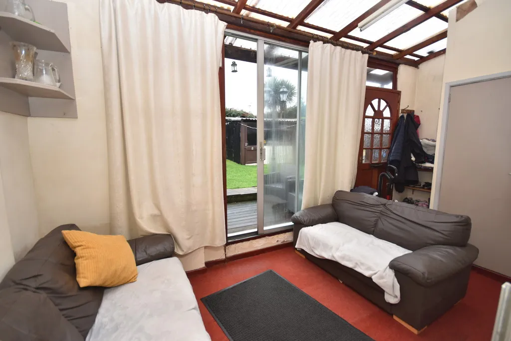 Hampton Crescent, Nomans Heath, photo 7
