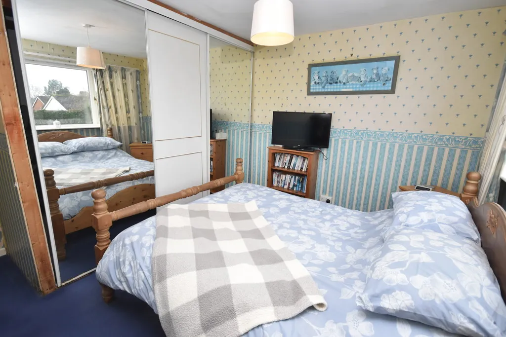 Hampton Crescent, Nomans Heath, photo 8