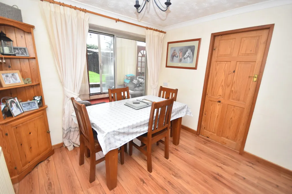 Hampton Crescent, Nomans Heath, photo 6