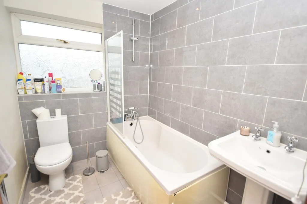 Hampton Crescent, Nomans Heath, photo 12
