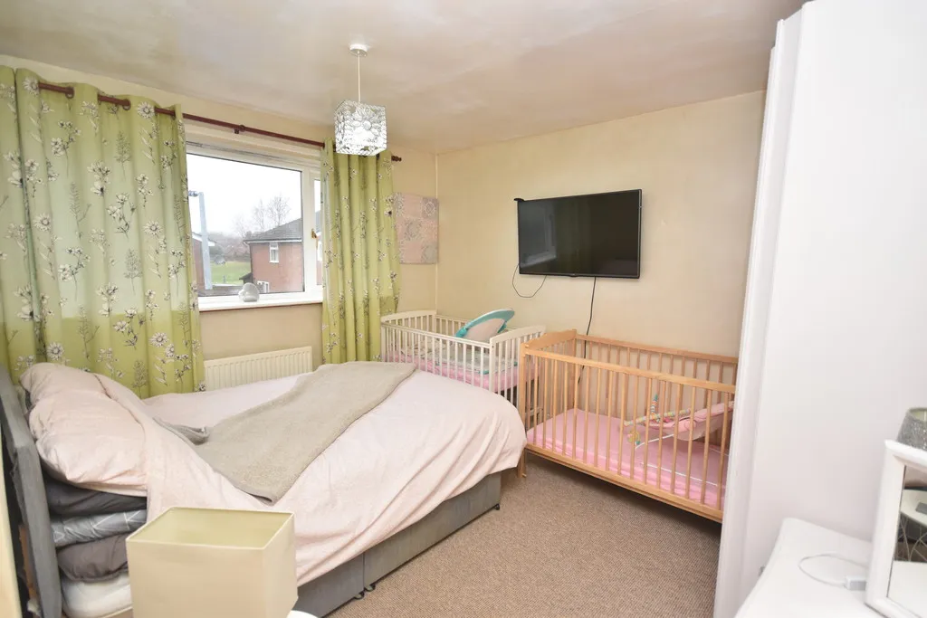 Hampton Crescent, Nomans Heath, photo 11