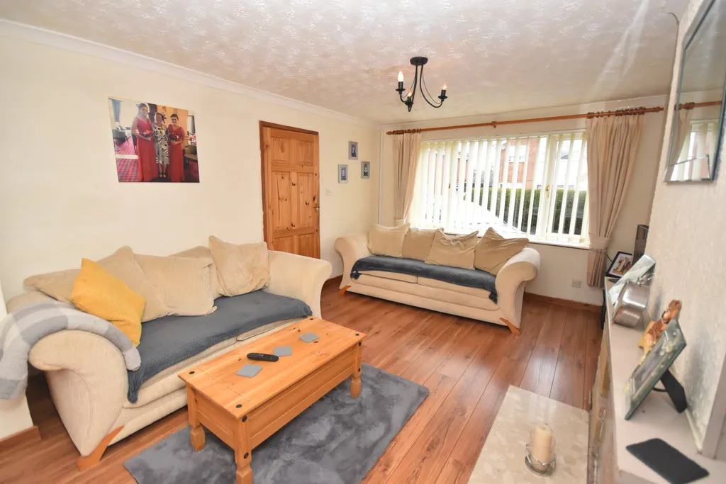Hampton Crescent, Nomans Heath, photo 2
