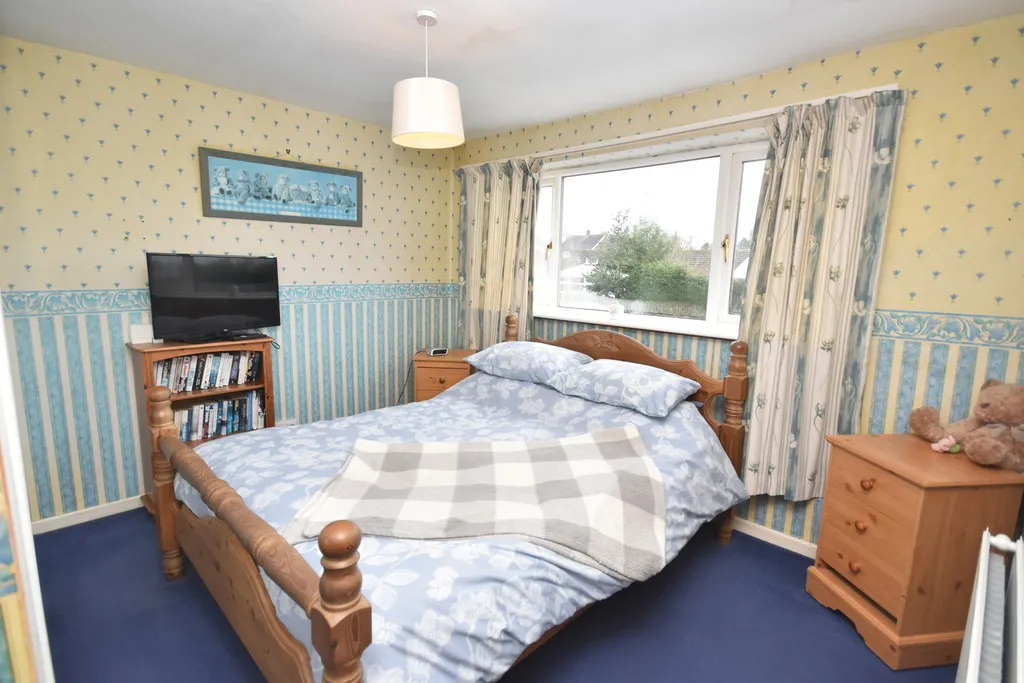 Hampton Crescent, Nomans Heath, photo 9