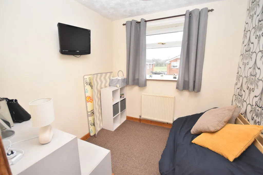 Hampton Crescent, Nomans Heath, photo 10