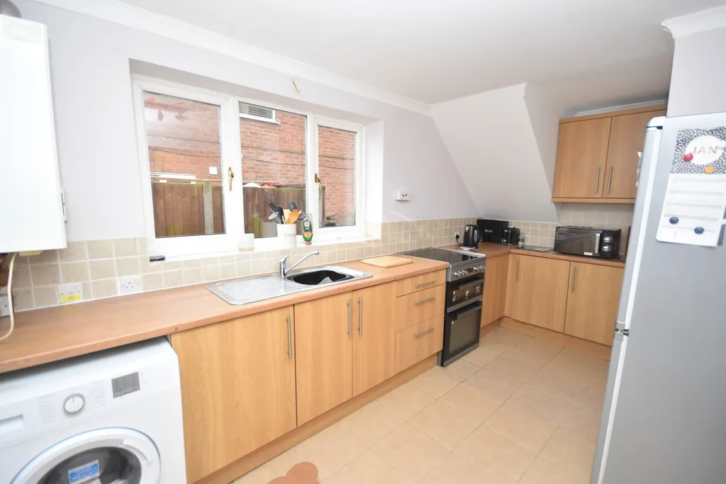 Hampton Crescent, Nomans Heath, photo 5