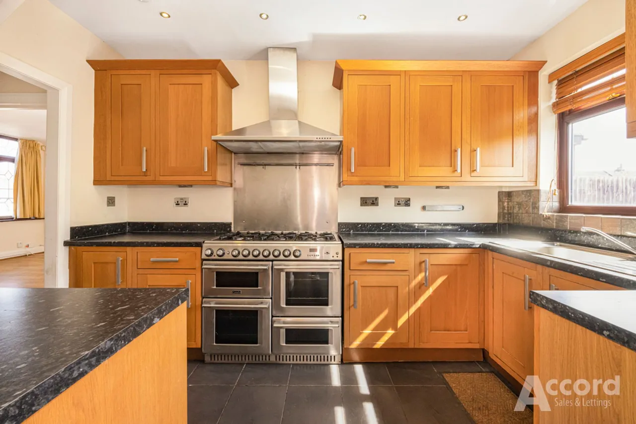 Pettits Lane North, Romford, RM1, photo 2