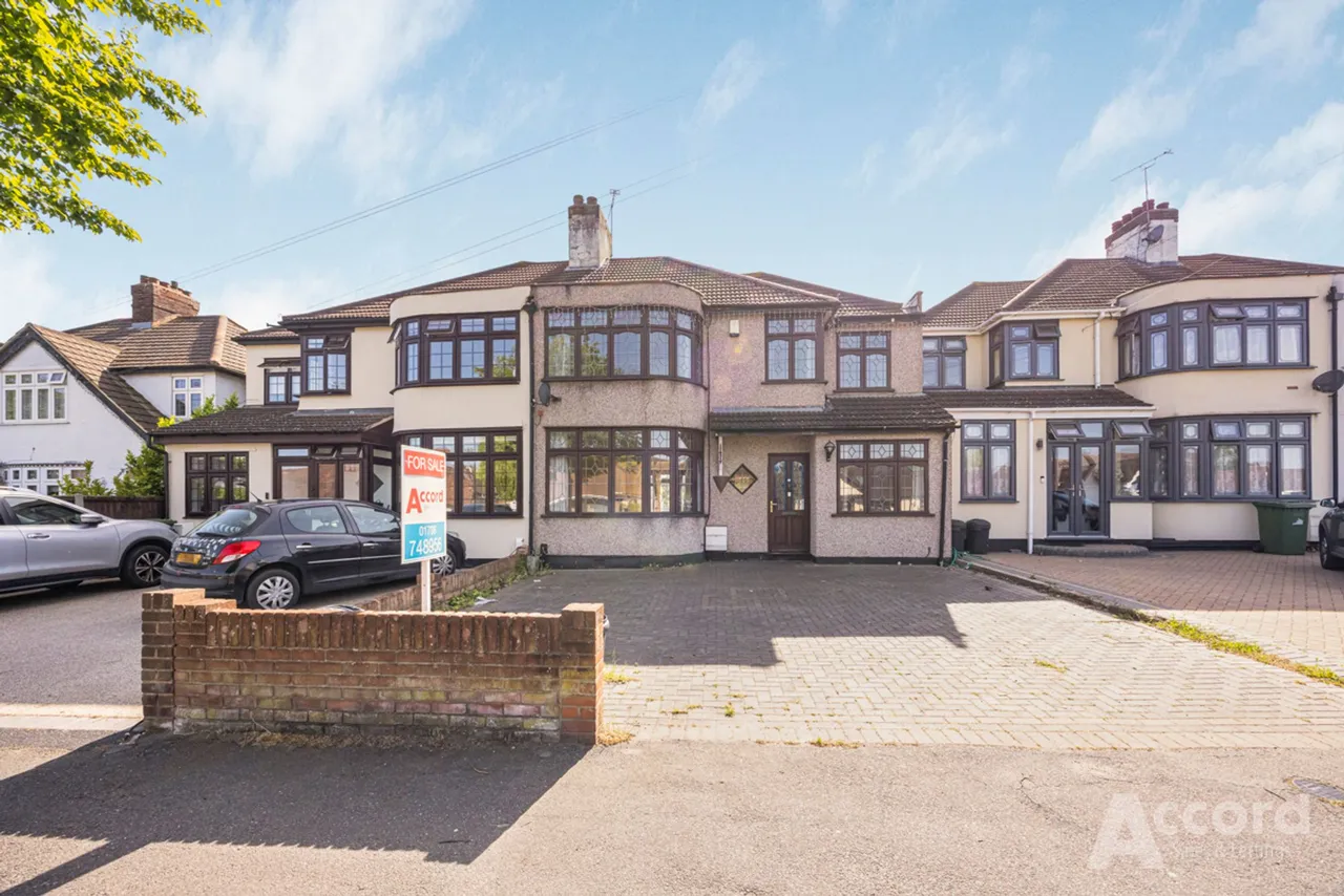 4 bed house for sale — Pettits Lane North, Romford, RM1