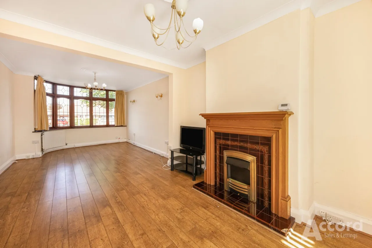 Pettits Lane North, Romford, RM1, photo 3