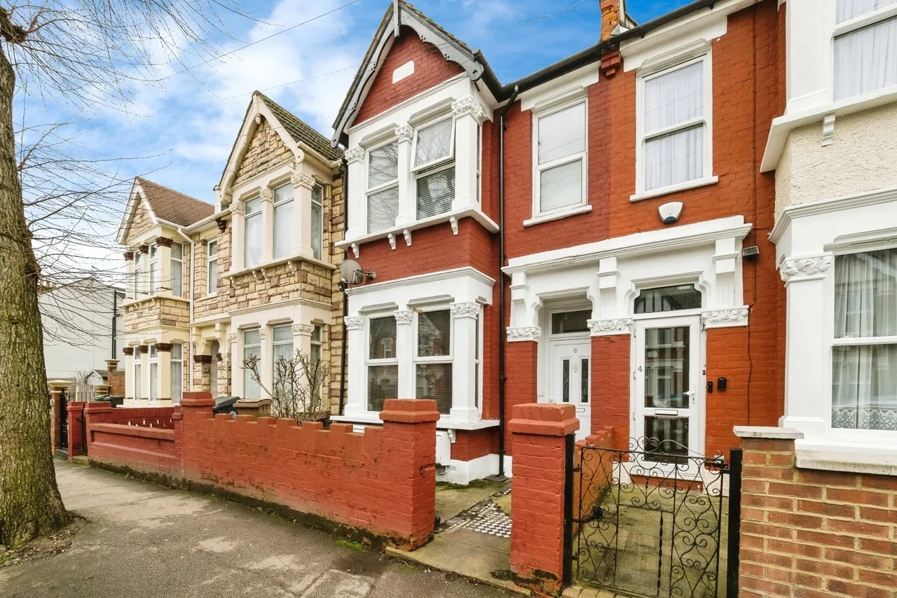 3 bed house for sale — Peterborough Road, London, E10