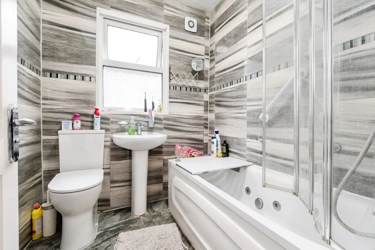 Peterborough Road, London, E10, photo 9