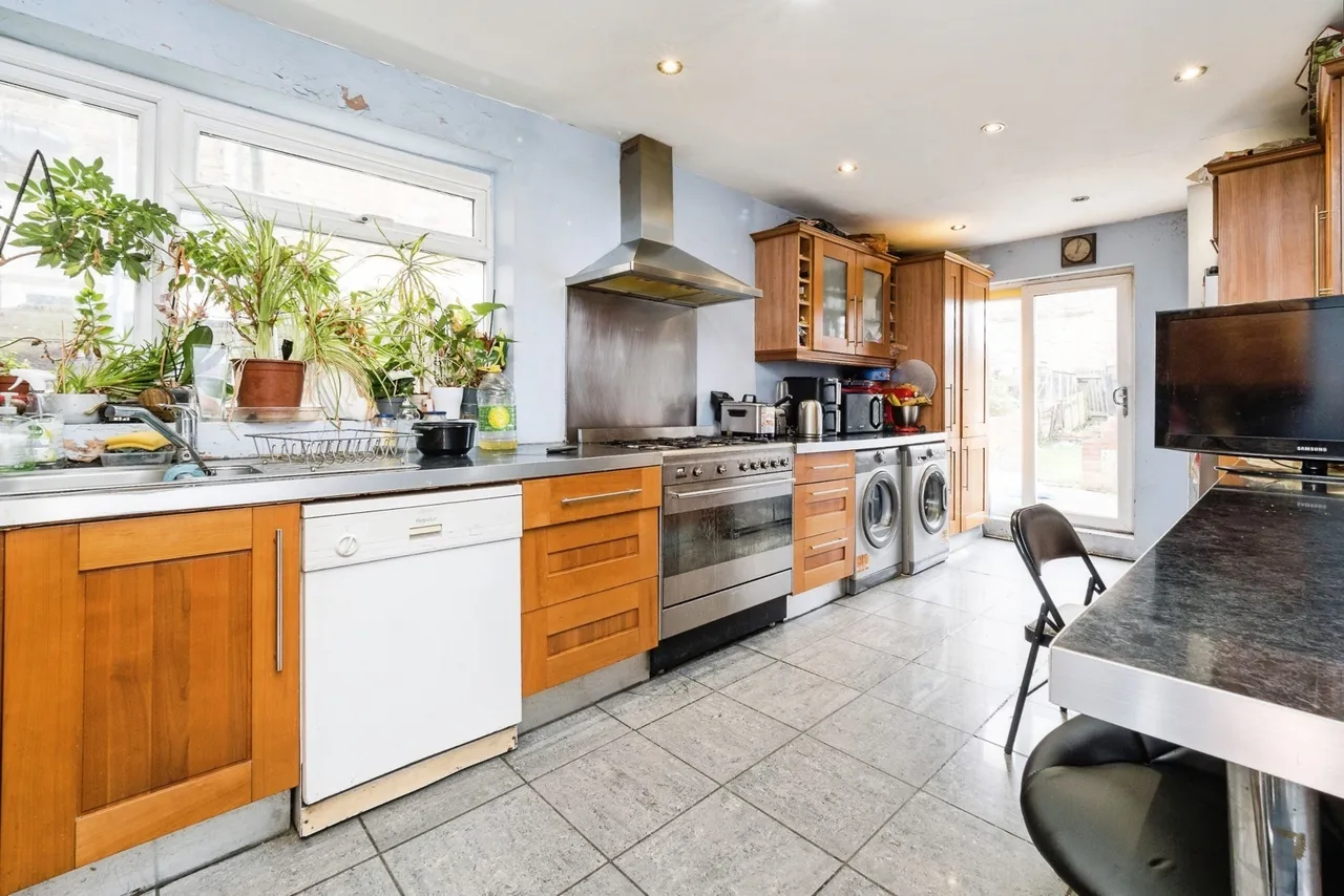 Peterborough Road, London, E10, photo 5
