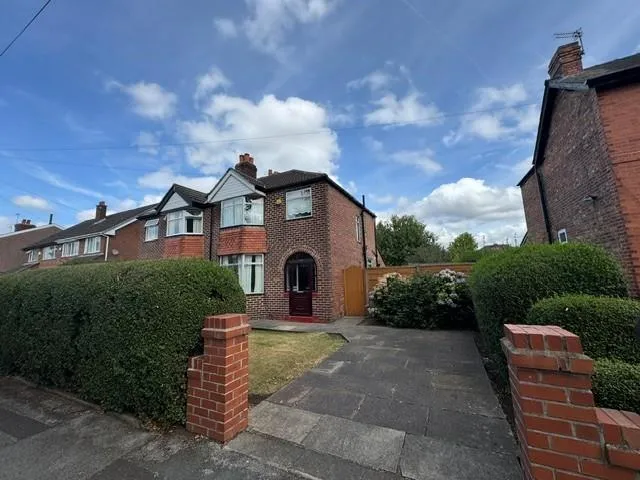 3 bed house to rent, Victoria Road, Sale