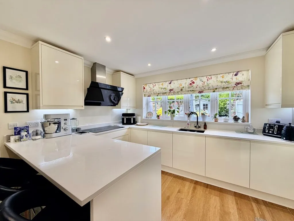 Sedgmoor Gardens, Flackwell Heath HP10 9AR, photo 9
