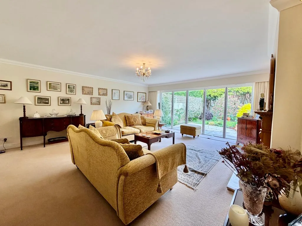 Sedgmoor Gardens, Flackwell Heath HP10 9AR, photo 5