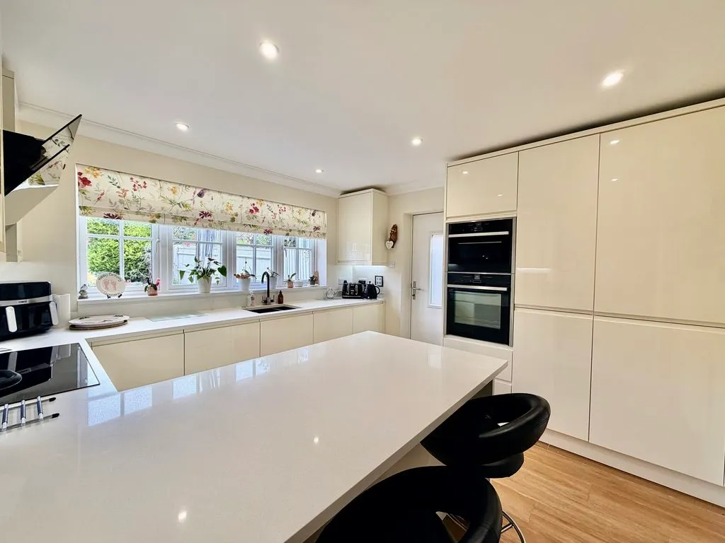 Sedgmoor Gardens, Flackwell Heath HP10 9AR, photo 2