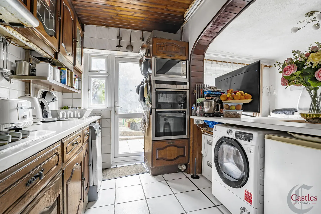 Petersfield Close, N18, photo 29