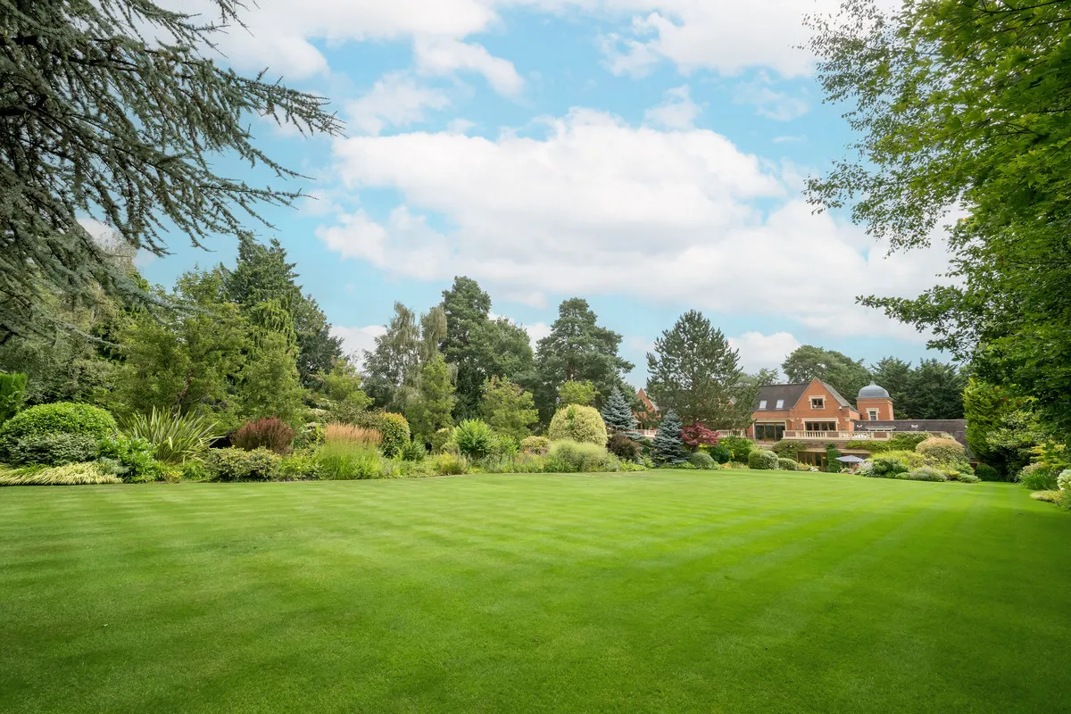 East Road, St George's Hill, KT13, photo 27