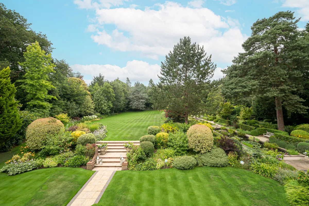 East Road, St George's Hill, KT13, photo 22