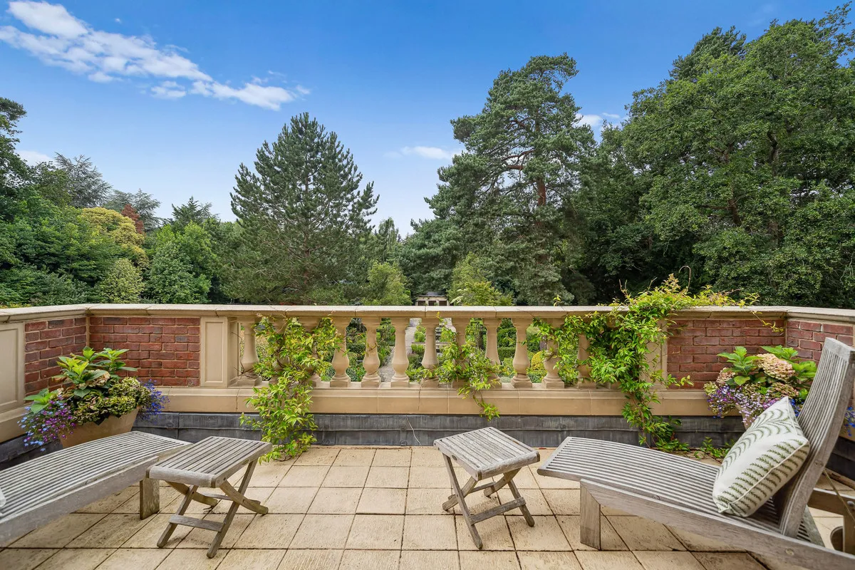 East Road, St George's Hill, KT13, photo 49