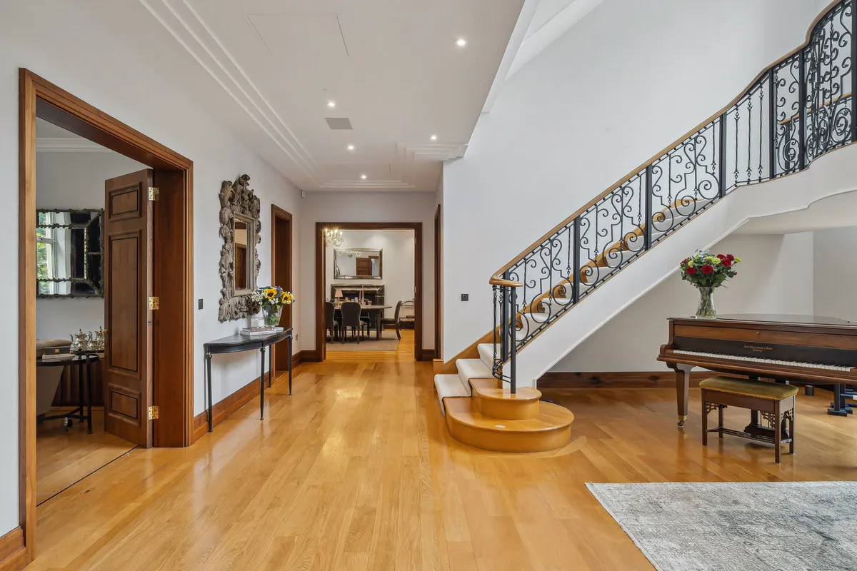East Road, St George's Hill, KT13, photo 11