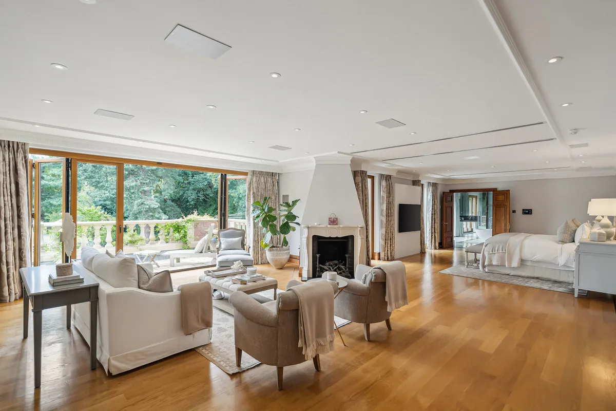 East Road, St George's Hill, KT13, photo 48