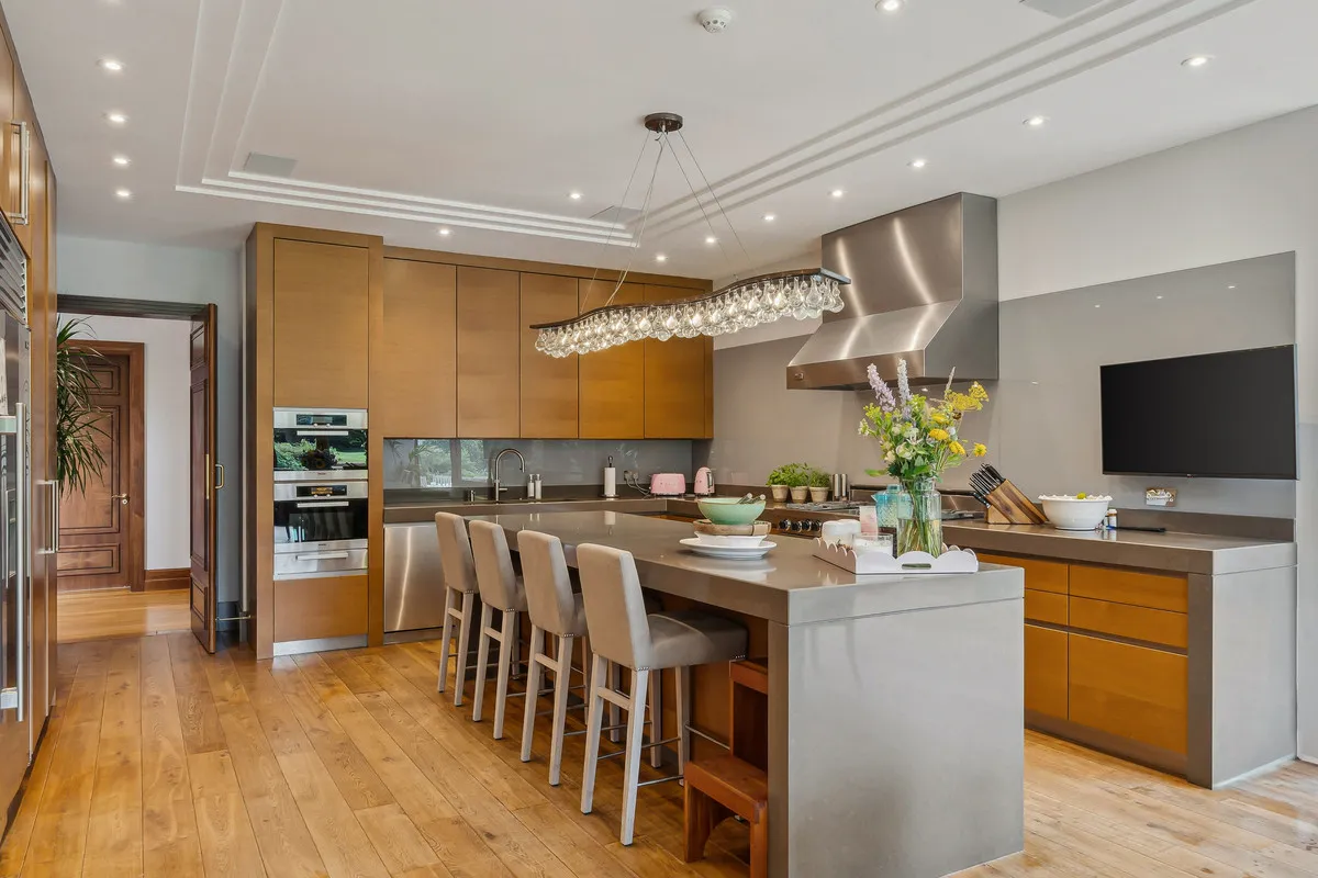 East Road, St George's Hill, KT13, photo 12