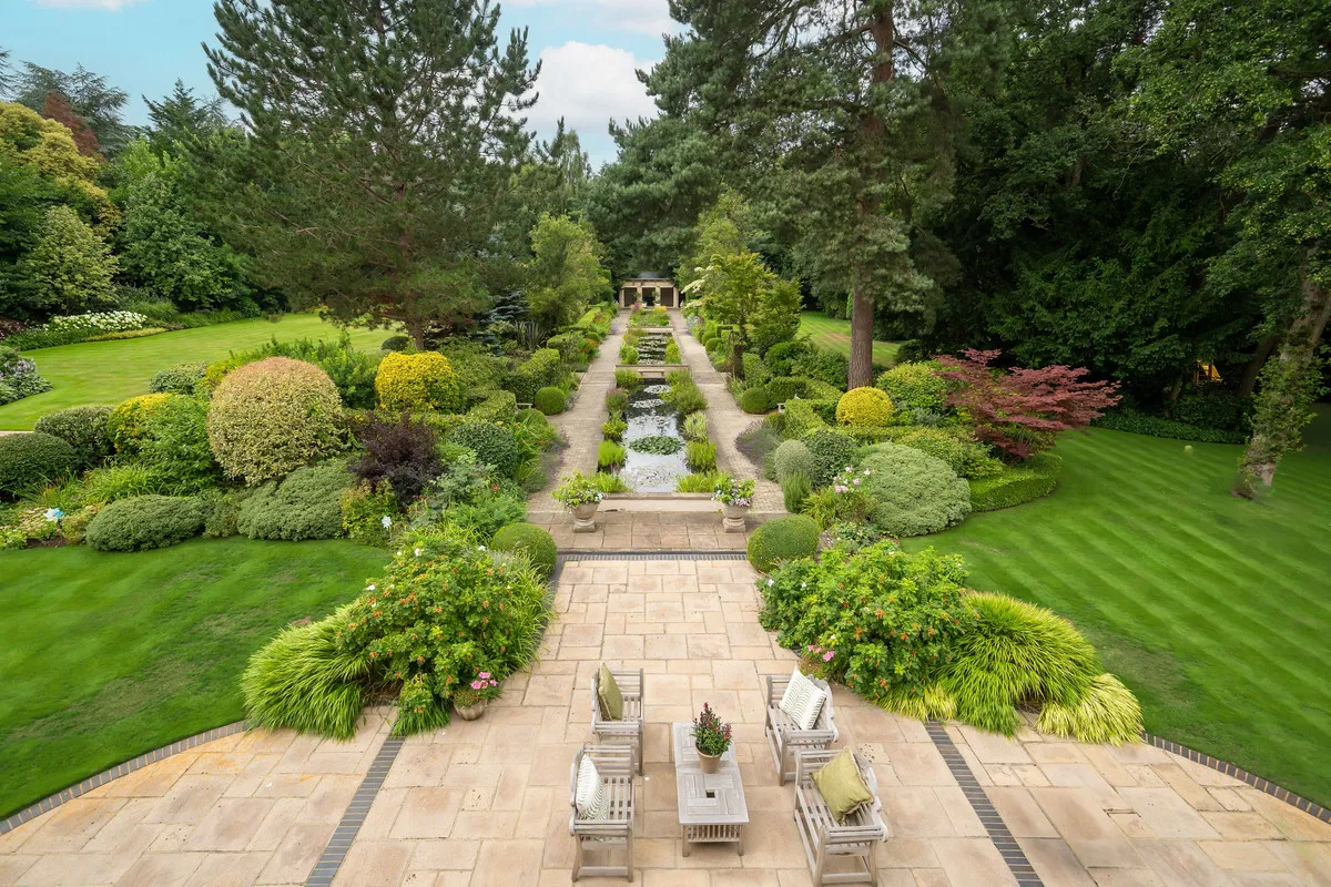 East Road, St George's Hill, KT13, photo 24