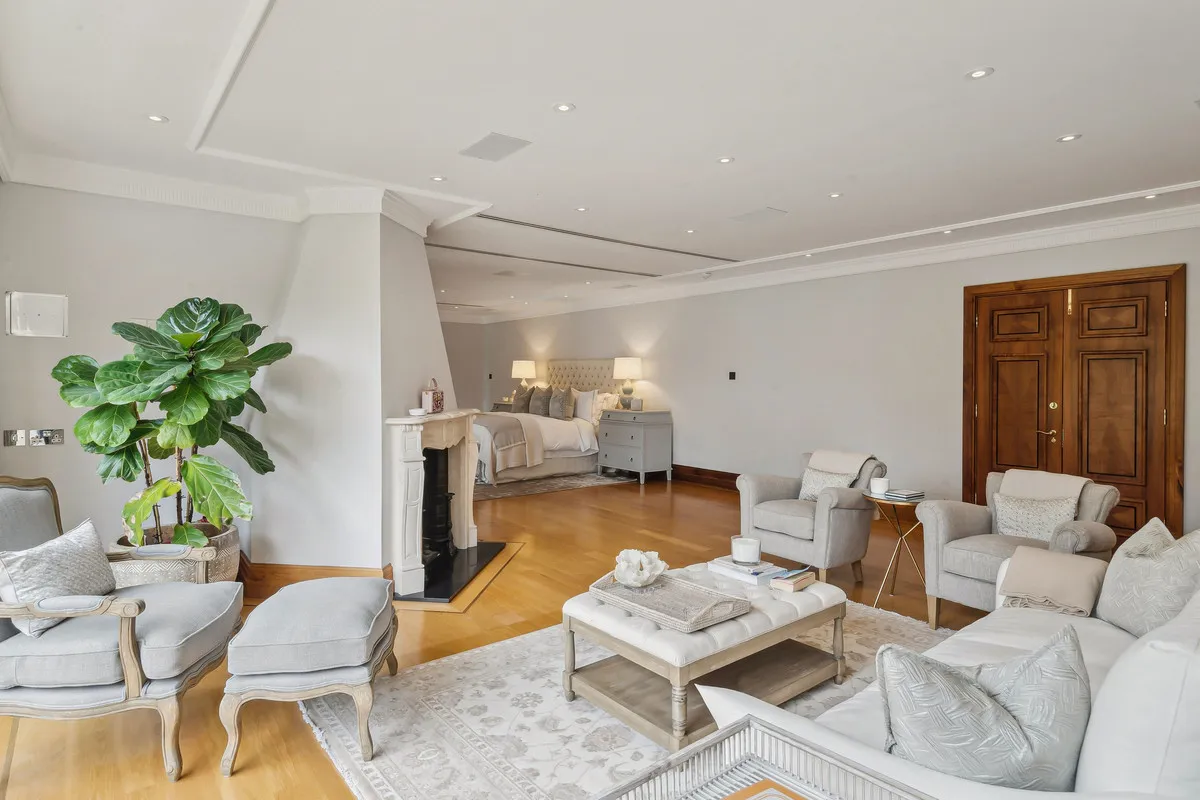 East Road, St George's Hill, KT13, photo 42