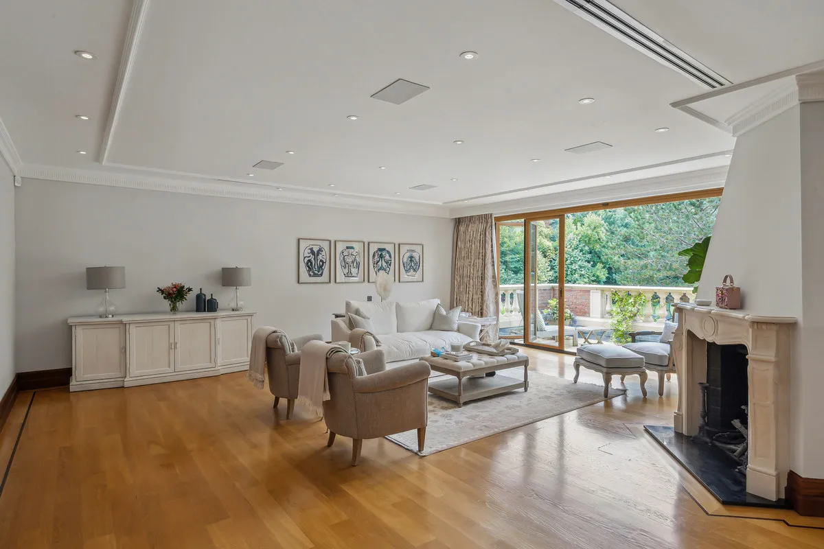 East Road, St George's Hill, KT13, photo 47