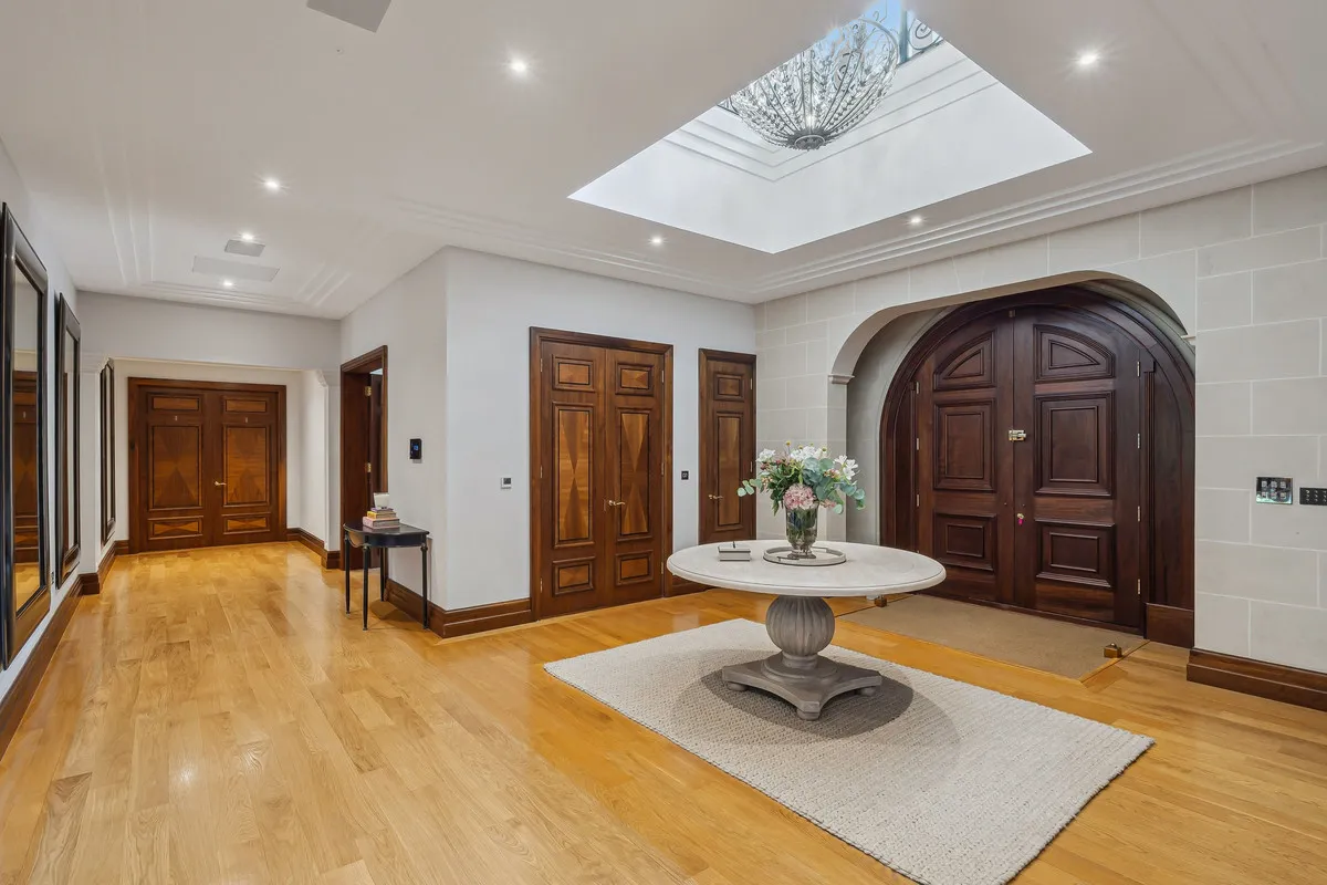 East Road, St George's Hill, KT13, photo 6