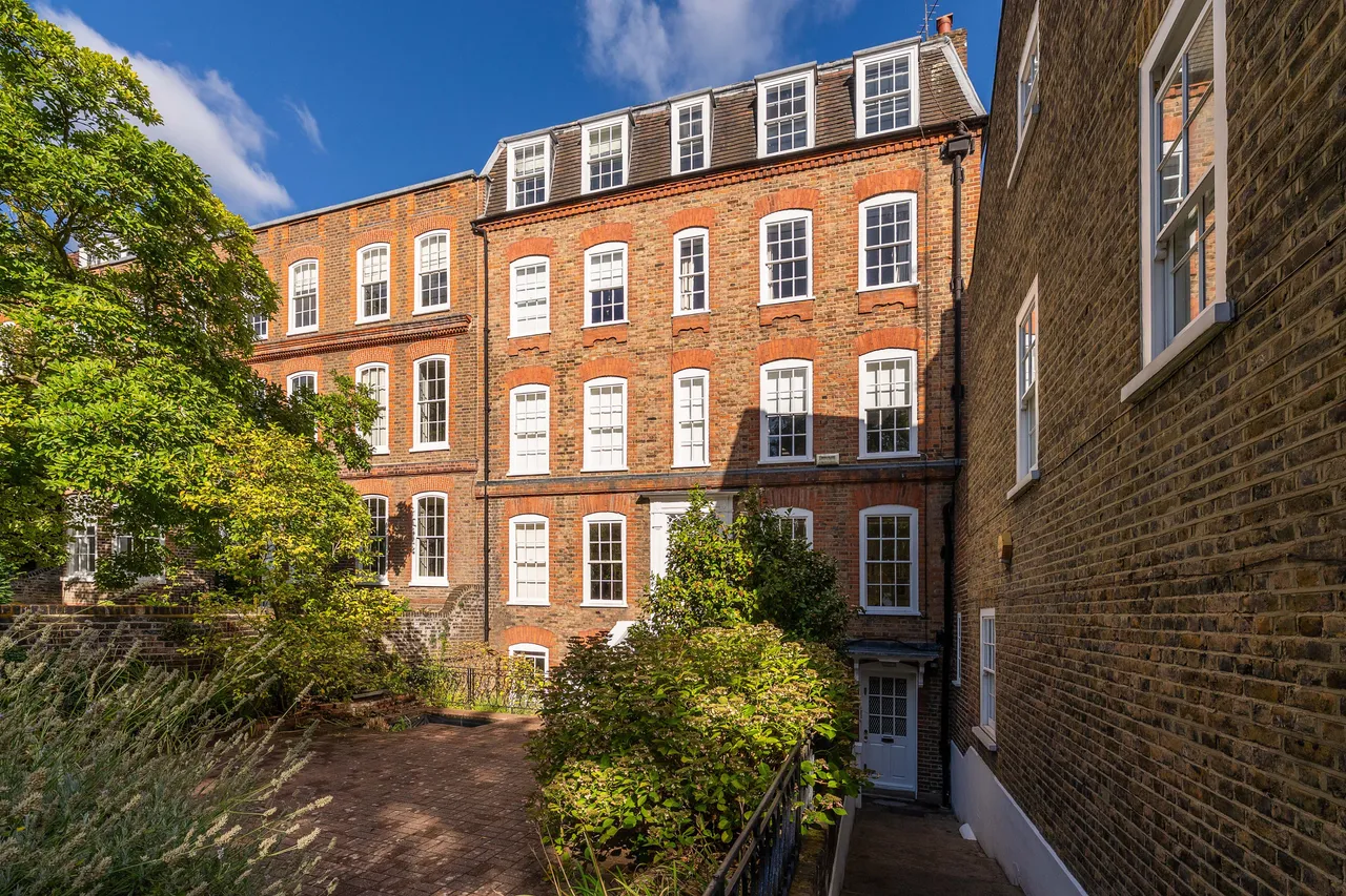 2 bed flat for sale, Clapham Common North Side, London, SW4