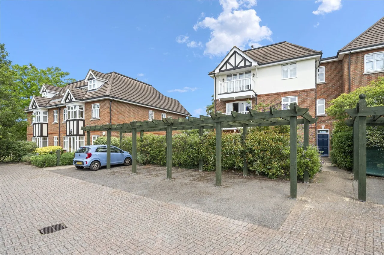 3 bed flat for sale — Balfour Road, Weybridge, Surrey, KT13