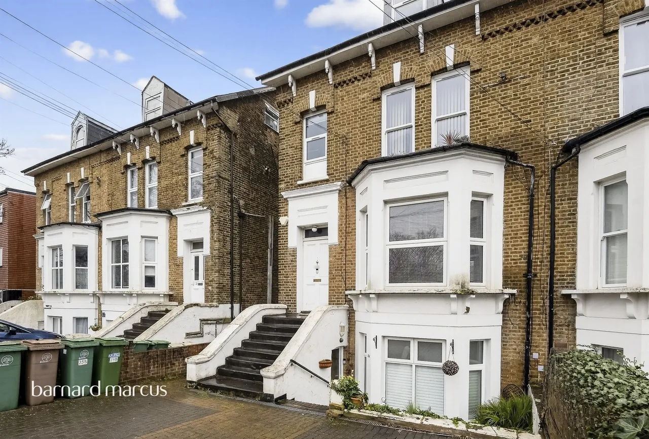 1 bed flat for sale — Clarendon Road, Wallington