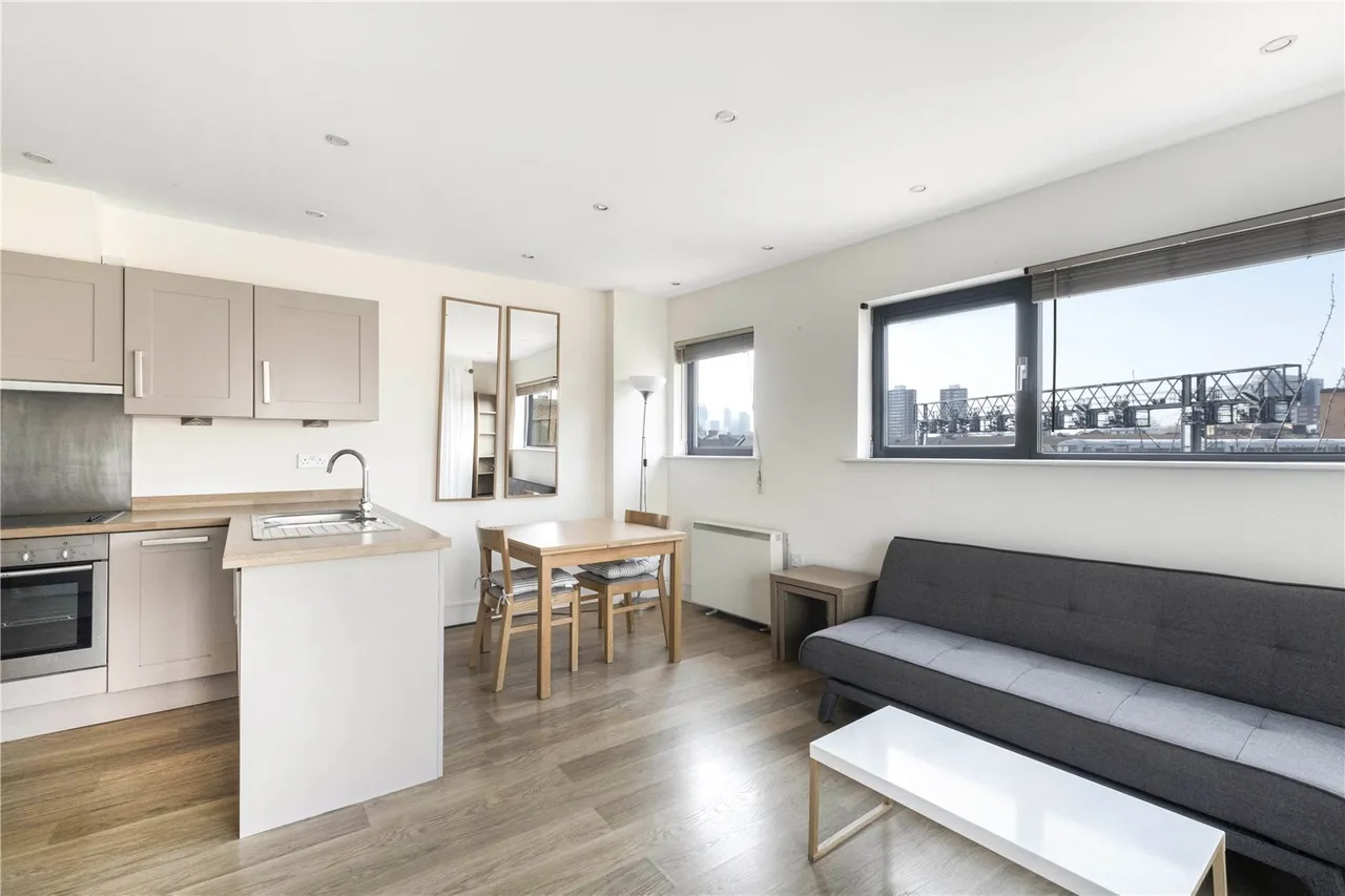 2 bed flat to rent, Tower Bridge Road, London, SE1