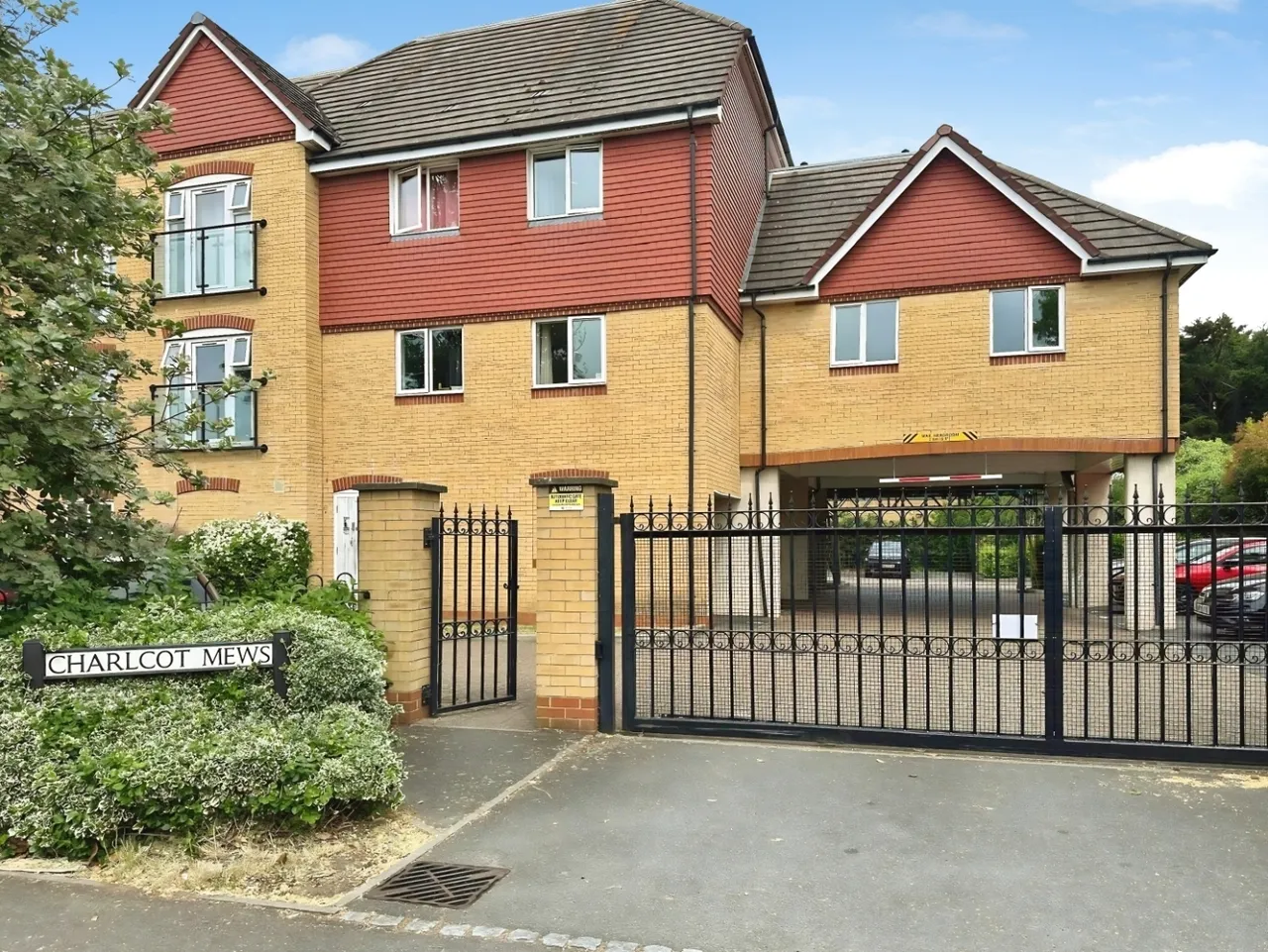 2 bed flat for sale, Bower Way, Slough