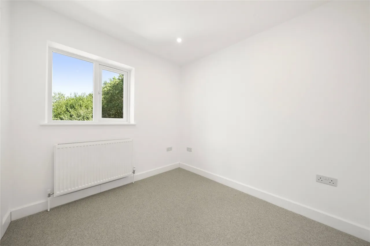 Douglas Road, Esher, Surrey, KT10, photo 10