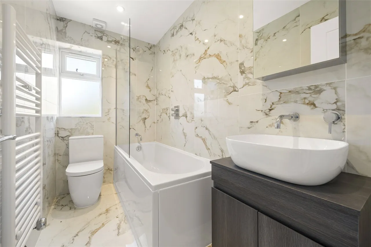 Douglas Road, Esher, Surrey, KT10, photo 9